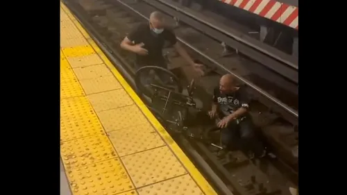 Il sauve in extremis un handicapé tombé sur les rails du métro à...